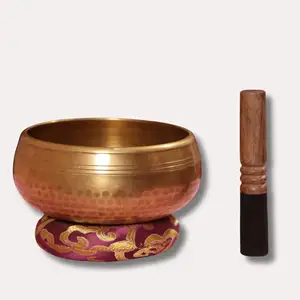 手工锤打的藏族歌唱碗，雕刻有用于瑜伽、冥想、声音治疗和声音浴的OM咒语