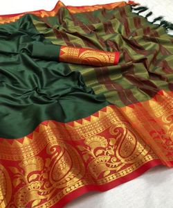 Exquisito Sari de trabajo jacquard de seda Banarasi con trabajo de perlas y bordado de diamantes para ropa nupcial y festiva - Product Image 4