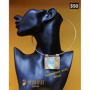 Collar con Colgante de Aguamarina y Latón - Product Image 1