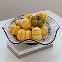 Bixuan handgemaakte soda-lime ivoorwitte wolkvormige mondgeblazen glazen schaal met zwarte rand, golvende rand, voet en modern kunstfruitdecor.