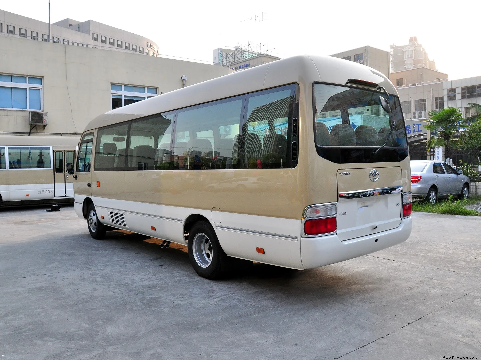 Coaster 6120 20 Places VIP Mini Bus RHD OK Innercity Transport Coach pour l'Afrique Économique Fiable Confortable Personnalisable