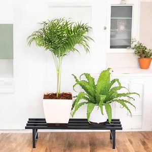 Soporte de metal para macetas de estilo moderno con líneas elegantes, perfecto para decoración de interiores de alta gama con plantas. - Product Image 2