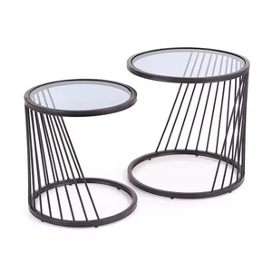 Nouvelle arrivée à la recherche de maison hôtel salon chambre à coucher table d'appoint finition dorée ensemble de 2 meubles de table basse en métal en vente - Product Image 2