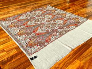 Châle Kashmiri fabriqué à la main avec Sozni Work Fine Wool Ethnic Touch pour les mariages et le style de la saison d'hiver - Product Image 6