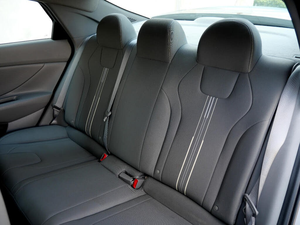 Hyundai Elantra SEL FWD 2024 Argent, Sièges en Cuir Foncé Gauche, Système de Navigation Automatique, Démarrage à Distance, Toit Ouvrant, Android Auto, Jantes Alliage R17 - Product Image 2