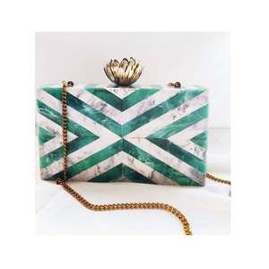 Sac à main en forme de balai fait à la main, noir et blanc, à carreaux, moderne, soirée, chaîne dorée, écologique, taille personnalisée, cadeau de mariage, cadeau de vacances - Product Image 1