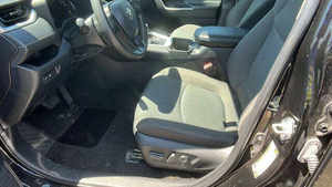 Véhicule d'occasion 2023 XLE Premium, faible kilométrage, transmission automatique, sièges en cuir, jamais accidenté et prêt à être expédié. - Product Image 2