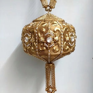 VE16 Pochette carrée en métal doré antique, artisanale, style indien, avec diamants, fermeture éclair et bandoulière - Product Image 3