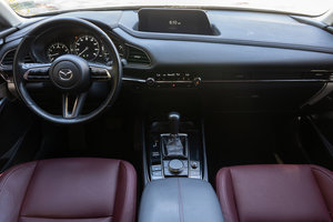 CX-30 2.5 S ÉDITION CARBONE 2024, TRÈS PROPRE, SIÈGES EN CUIR CLAIR, BOÎTE DE VITESSES AUTOMATIQUE, CONDUITE À GAUCHE, TRANSMISSION INTÉGRALE, PNEUS R15 - Product Image 3