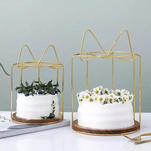 Élégant support de table à dessert métallique doré Plateau à gâteaux décoratif pour mariages, fêtes et événements Présentoirs de table - Product Image 3