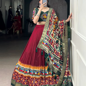 Lehenga Choli exclusif en soie Tasar lourde, imprimé avec des motifs en feuille et des travaux de miroir réel Gamthi avec une touche de dentelle, pour la vente en gros - Product Image 2