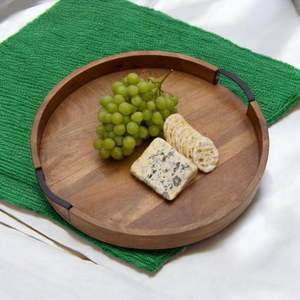 Plateau en bois de forme ronde décoratif fabriqué à la main avec un nouveau design idéal pour la décoration de table et l'utilisation de stockage de collations sèches - Product Image 5