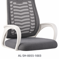 Chaise de bureau en maille à cadre blanc, appui-tête gris rembourré, siège réglable en hauteur, base à roulettes argentée pour espaces de travail modernes à domicile