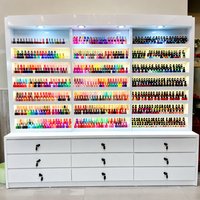 Großhandel Maßgefertigte Luxus-Holz-Salonmöbel LED-Beleuchtetes Nagellack-Wanddisplay Mehrstöckiges Kosmetik-Ladenregal