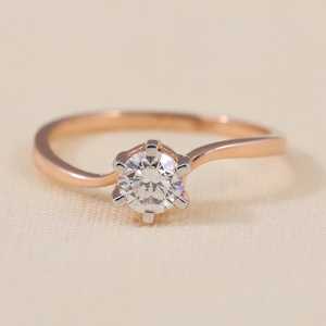 Anillo de Compromiso con Diamante Cultivado en Laboratorio, Corte Redondo, Solitario, en Plata de Ley y Oro, Claridad VS1, Color F - Product Image 2