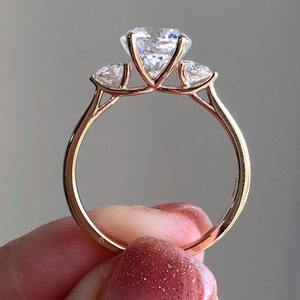 Bague en or 10 carats avec diamant moissanite de qualité supérieure, fabrication artisanale, bijou unique, cadeau pour femme, disponible en gros - Product Image 1