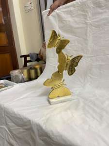 ประติมากรรมผีเสื้ออะลูมิเนียมพร้อมฐานหินอ่อนสำหรับตกแต่งโต๊ะกลาง  งานประติมากรรมเคลือบทองสำหรับตกแต่งโต๊ะในบ้าน - Product Image 3
