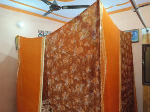 Sari indien multicolore Bohème vintage Saree Décoration intérieure polyvalente ou camping Moustiquaire et tente à baldaquin - Product Image 3