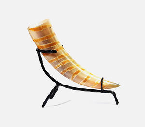 Authentique Corne à boire Viking en ambre miel artisanal avec un support trépied robuste en fer forgé, corne de buffle traditionnelle polie - Product Image 5