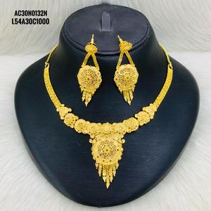 Coffret collier à chaîne plaqué or ensemble de bijoux de mode avec motif de fleurs pour la fête et le mariage en laiton - Product Image 1