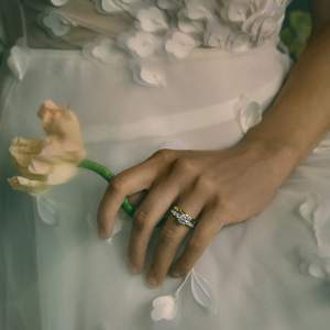 Bague de fiançailles élégante pour femme en argent sterling 925 avec moissanite taille ronde, sertissage à griffes, plaqué or rose - Product Image 5