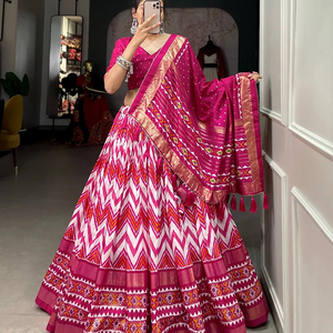 Lehenga choli ผ้าพิมพ์ลายออกแบบจากนักออกแบบผ้าไหมหนักล่าสุด - Product Image 1
