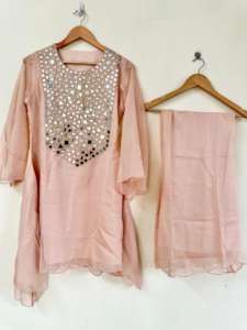 Travail de miroir ensemble de cordon ivoire élégant pour femmes vêtements de festival vêtements de vacances de bureau vente en gros ensemble de cordon imprimé kurti ethnique indien - Product Image 4