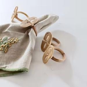 Anillos para servilletas de ratán tejidos a mano clásicos con textura elegante y un toque bohemio para un estilo atemporal. - Product Image 2