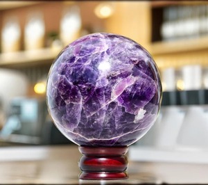 โรงงานราคาขนาดใหญ่เชฟรอนอเมทิสต์ทรงกลมคุณภาพสูงขนาดใหญ่ Dream อเมทิสต์คริสตัลบอล Handmade พลังงานหินสําหรับการทําสมาธิต - Product Image 3