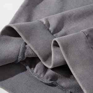 Sudadera con lavado ácido diseñada con un patrón vintage desgastado y un ajuste holgado que ofrece un estilo clásico de ropa urbana para el día a día. - Product Image 5