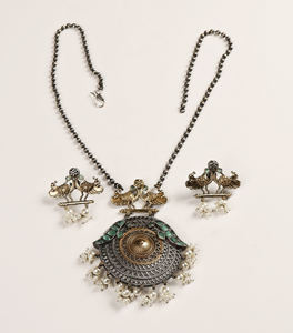 Ensemble collier paon en argent oxydé indien avec boucles d'oreilles en perles, cadeau pour elle - Product Image 1