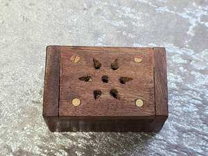 Quemador de incienso hindú antiguo y caja de cono portátil de madera de Tradnary Pvt Ltd para uso en interiores - Product Image 2