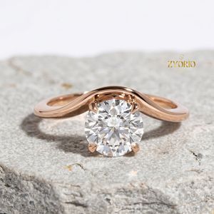 Anillo de Compromiso Solitario con Diamante Cultivado en Laboratorio de Corte Redondo, Anillo de Joyería Fina de Oro de 18K con Diseño Chevron - Product Image 4