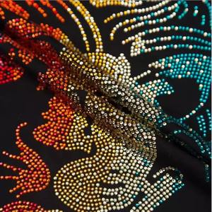 คุณภาพดีที่กําหนดเองเงินมุก Rhinestones การออกแบบ O-คอแบบแบนพร้อมกาวเสื้อยืดและเสื้อผ้าที่ทําจากคริสตัล - Product Image 5