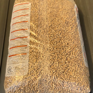 Granulés de bois de pin 100% naturels, combustible biomasse écologique pour le chauffage, certifiés DIN Plus, 0,5% de cendres, 8% d'humidité élevée - Product Image 1