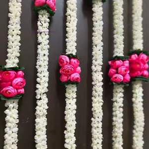 Guirlande de fleurs Mogra et Ranunculus de créateur traditionnel pour la décoration de toile de fond de scène de mariage - Product Image 5