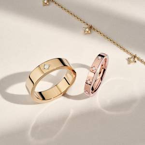 Charmante bague Moissanite ronde en or massif 18 carats avec diamant Ensemble de broches Bague demi-éternité Bague à empiler parfaite pour femme - Product Image 1