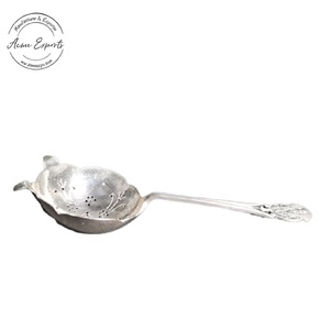 Cuillère à passoire polyvalente fabriquée à la main avec finition argentée pour la cuisine et la préparation du thé - Product Image 3