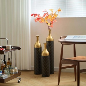 Vase Simple noir avec détails en or parfait pour le bureau d'étude de la chambre salon salon et cadeau créatif ou utilisation décorative - Product Image 1