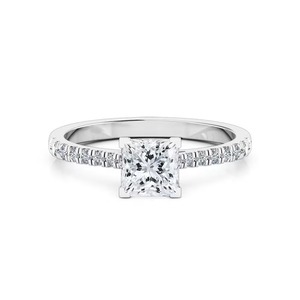 Un diamant de laboratoire taille princesse G-VS2 s'insérant dans un anneau de diamants de 1,30 ct au total en or massif 14 carats pour une bague de fiançailles. - Product Image 1