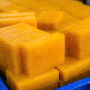 Prenez soin de vous avec la mousse riche et naturelle de notre savon à base de plantes, conçu pour une hydratation et une fraîcheur durables - Product Image 6