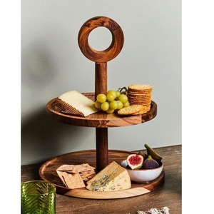 Porte-gâteau en bois fait main élégant, parfait pour les tables de desserts et la décoration d'événements - Product Image 1
