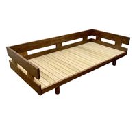Canapé moderne carré deux places avec accoudoirs géométriques en bois, coussins en velours rembourrés, idéal pour les espaces de détente et de bureau élégants