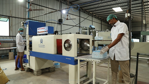 Máquina de Envasado por Termoencogimiento Semiautomática Eléctrica Confiable, Soluciones Eficientes para el Empaquetado de Cajas de Bebidas, Componentes Principales: Motor y Engranaje - Product Image 4