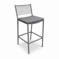 Tabouret de bar moderne et durable en métal thermolaqué, avec rembourrage en mousse moulée, siège en similicuir gris, accoudoirs fixes, design minimaliste pour