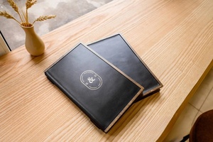 Porte-menu en bois sur mesure avec reliure à anneaux pour café, bar et restaurant, couverture de menu en cuir vert foncé - Product Image 4