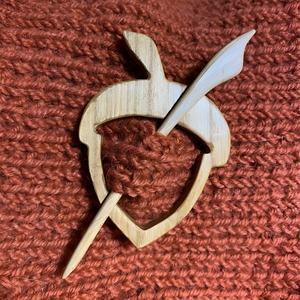 Épingles à châle en bois sur mesure de qualité supérieure fabriquées avec des motifs sur mesure adaptés aux marques d'accessoires de mode - Product Image 5