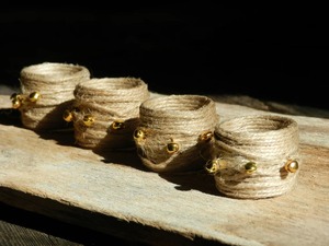 Belle serviette en jute avec accent de perles dorées pour un style de table festif et une présentation de table élégante en provenance d'Inde - Product Image 2