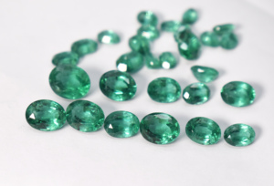 Émeraude verte vif avec inclusion, taille ovale, émeraude de laboratoire calibrée, pierre précieuse en vrac pour la fabrication de bijoux - Product Image 1