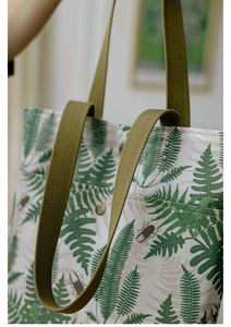 Sac fourre-tout en toile Forest Fern avec imprimé de feuilles botaniques en blanc et vert, conçu pour un transport quotidien propre sur l'épaule - Product Image 2